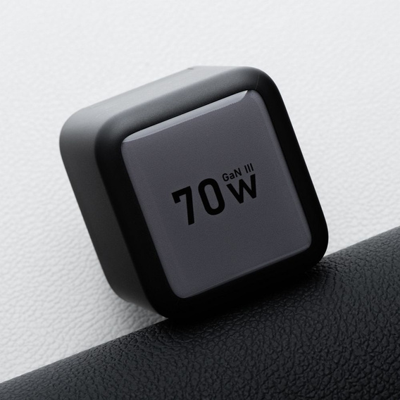 GaN hálózati töltő USB-C, USB-A és behúzható USB-C kábellel, 70 W